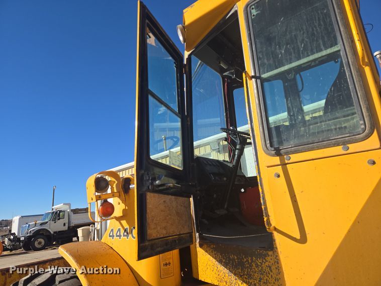 image for item DT7052 1981 John Deere 444C wheel loader