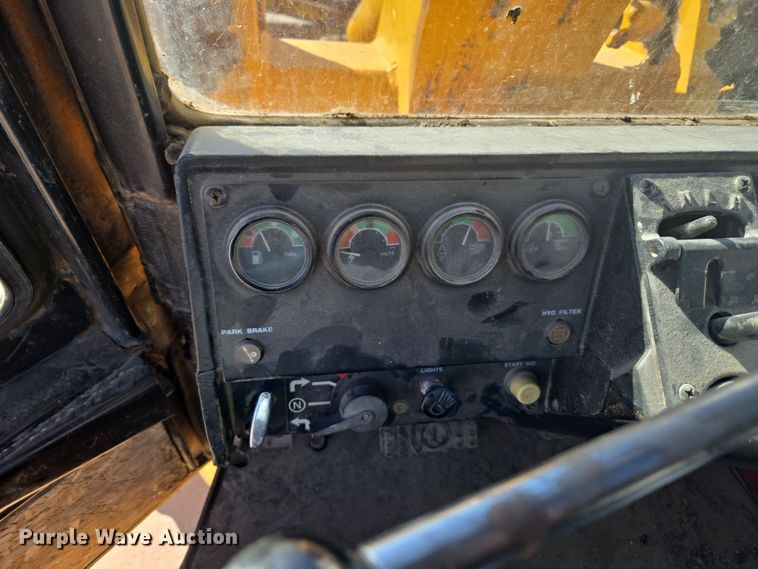 image for item DT7052 1981 John Deere 444C wheel loader