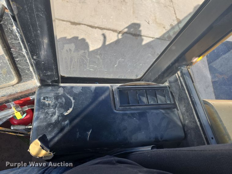 image for item DT7052 1981 John Deere 444C wheel loader