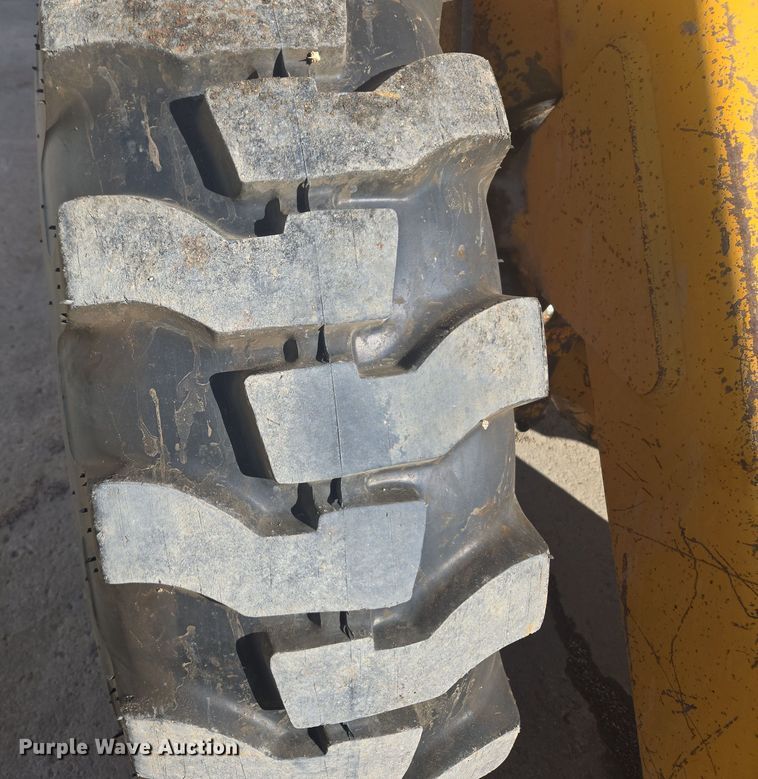 image for item DT7052 1981 John Deere 444C wheel loader