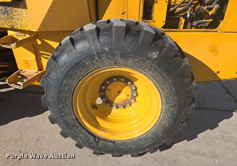 image for item DT7052 1981 John Deere 444C wheel loader