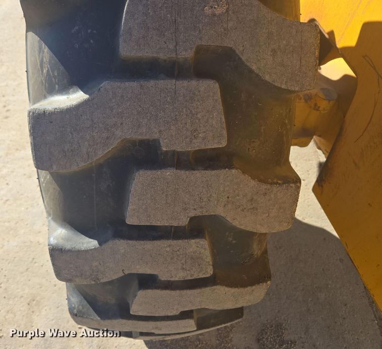 image for item DT7052 1981 John Deere 444C wheel loader