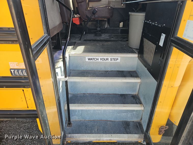 image for item DT7612 2004 International CE school bus