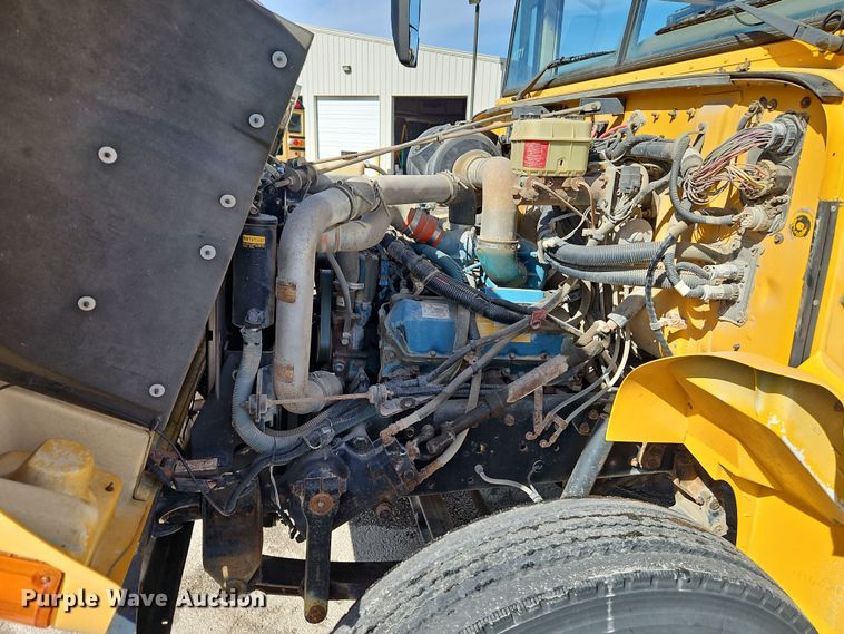 image for item DT7612 2004 International CE school bus