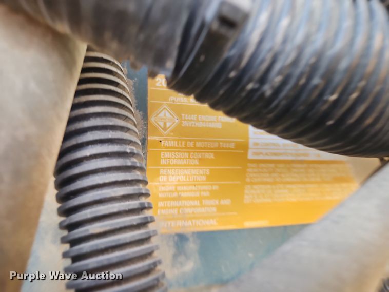 image for item DT7612 2004 International CE school bus