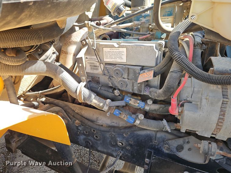 image for item DT7612 2004 International CE school bus