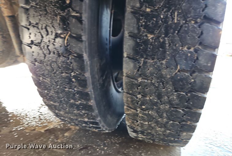 image for item DT7612 2004 International CE school bus