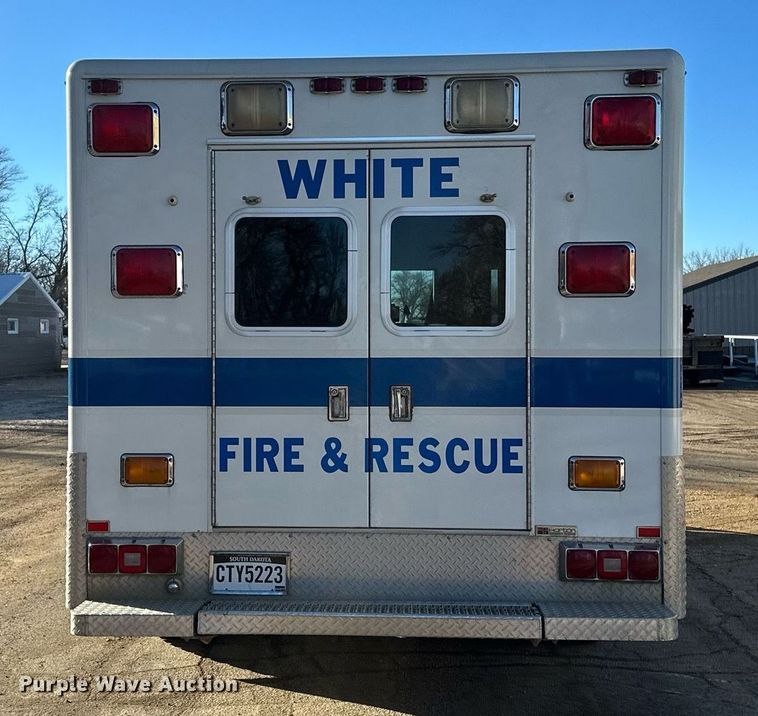 image for item DV0620 1997 International  4700LP rescue vehicle