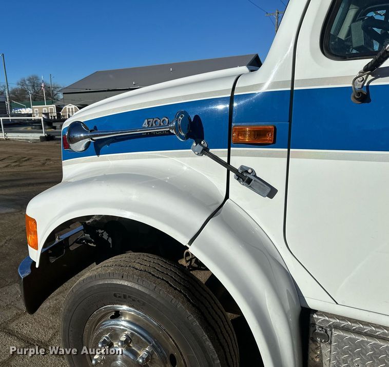 image for item DV0620 1997 International  4700LP rescue vehicle