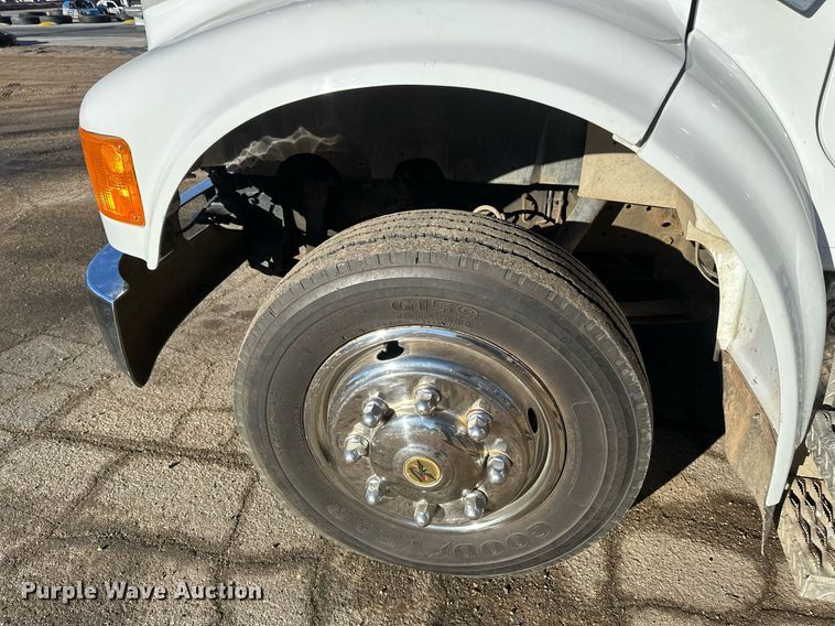 image for item DV0620 1997 International  4700LP rescue vehicle