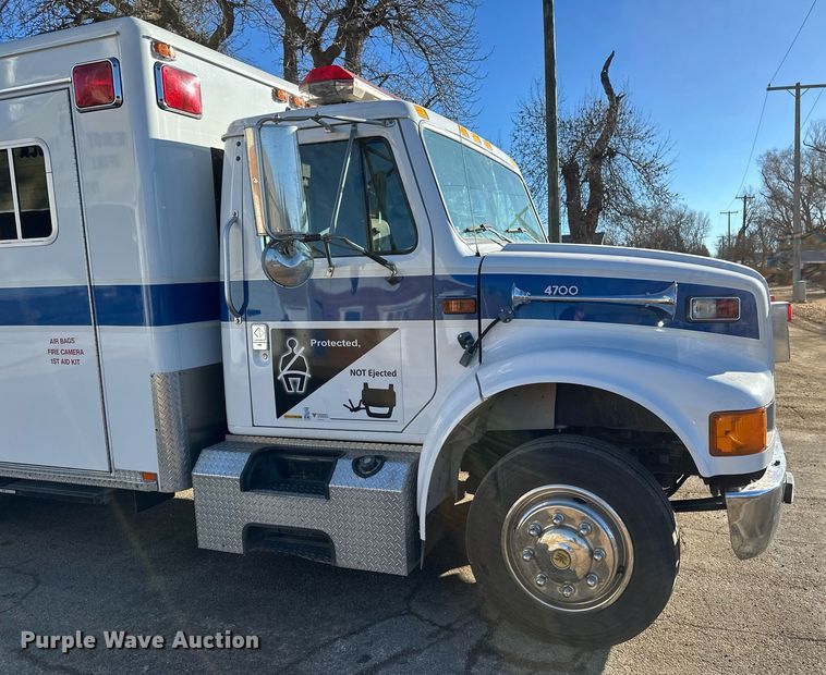 image for item DV0620 1997 International  4700LP rescue vehicle