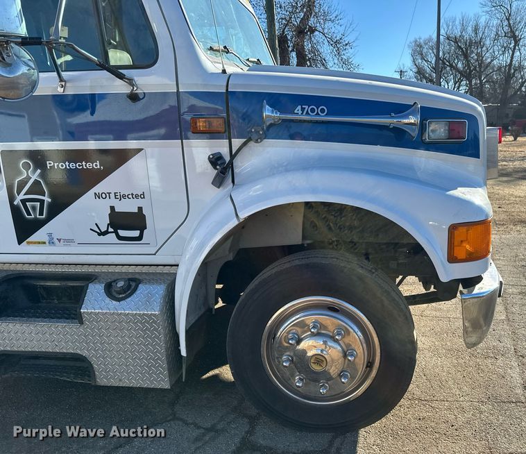 image for item DV0620 1997 International  4700LP rescue vehicle