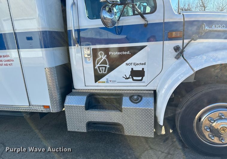 image for item DV0620 1997 International  4700LP rescue vehicle