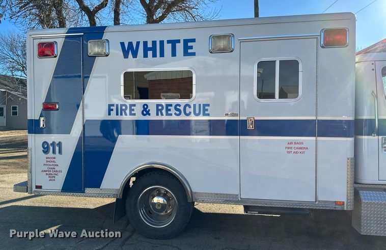 image for item DV0620 1997 International  4700LP rescue vehicle