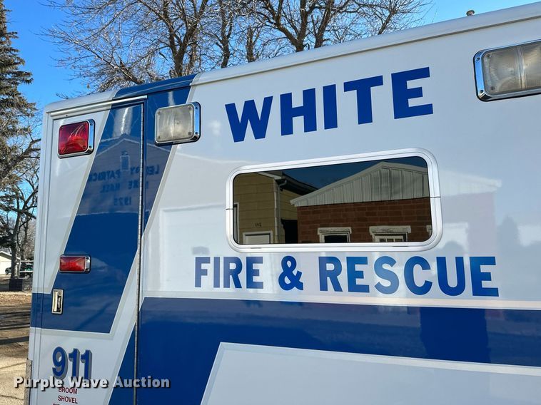 image for item DV0620 1997 International  4700LP rescue vehicle