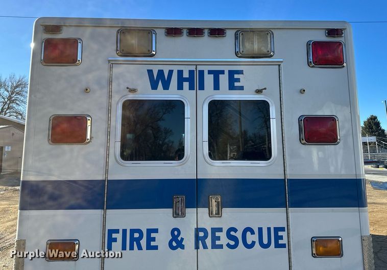 image for item DV0620 1997 International  4700LP rescue vehicle