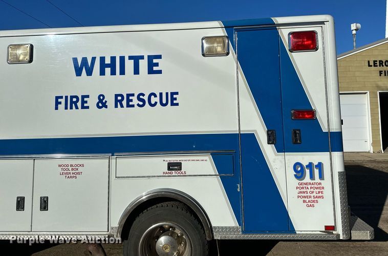 image for item DV0620 1997 International  4700LP rescue vehicle