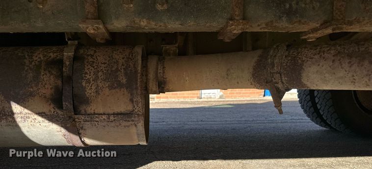 image for item DV0620 1997 International  4700LP rescue vehicle