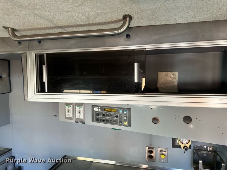 image for item DV0620 1997 International  4700LP rescue vehicle