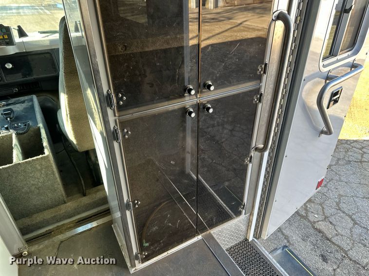 image for item DV0620 1997 International  4700LP rescue vehicle