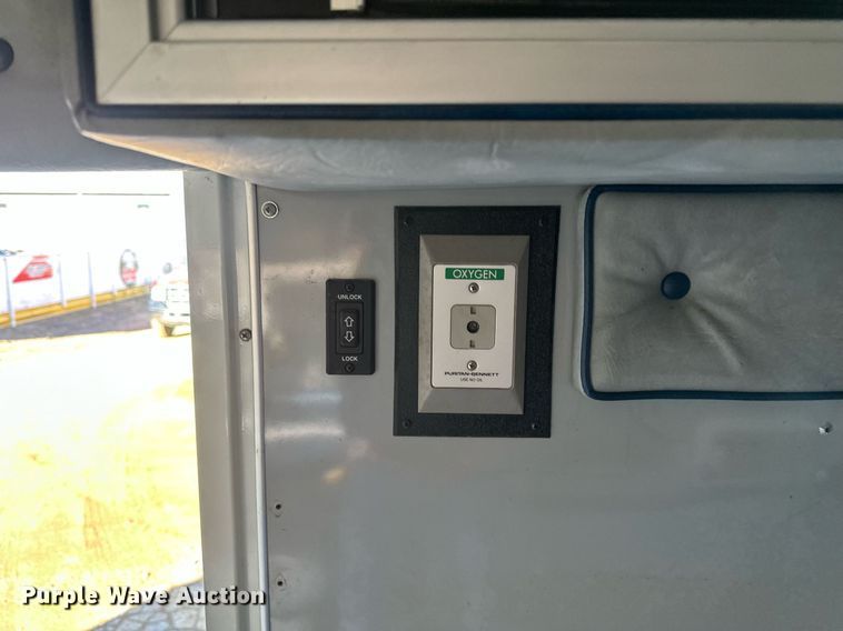 image for item DV0620 1997 International  4700LP rescue vehicle