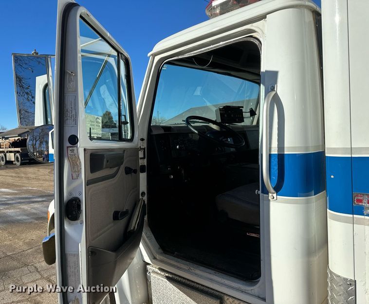 image for item DV0620 1997 International  4700LP rescue vehicle