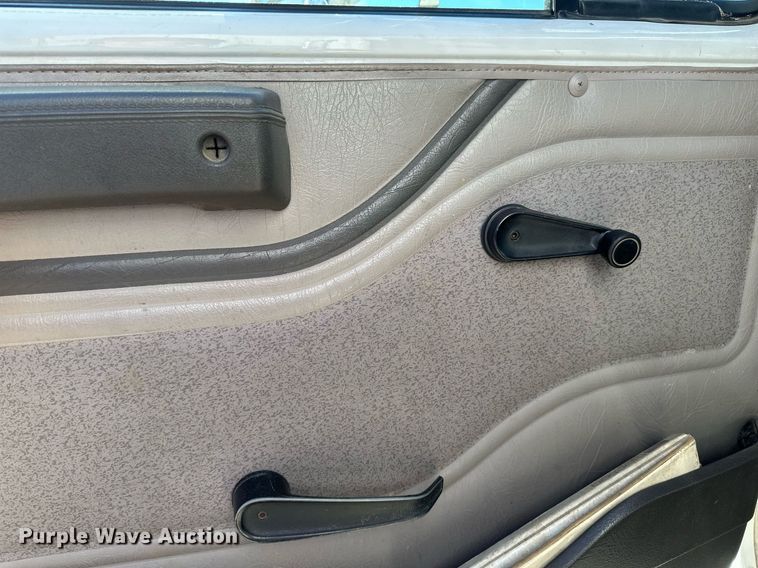 image for item DV0620 1997 International  4700LP rescue vehicle