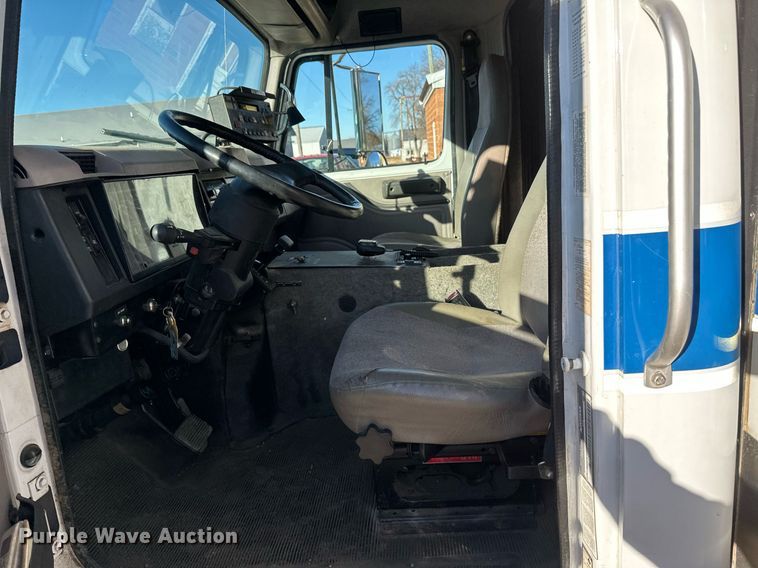 image for item DV0620 1997 International  4700LP rescue vehicle