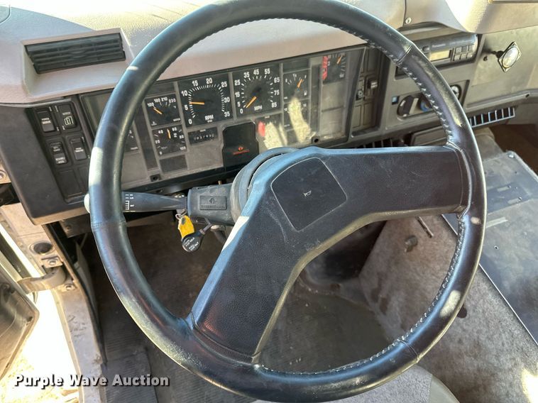 image for item DV0620 1997 International  4700LP rescue vehicle