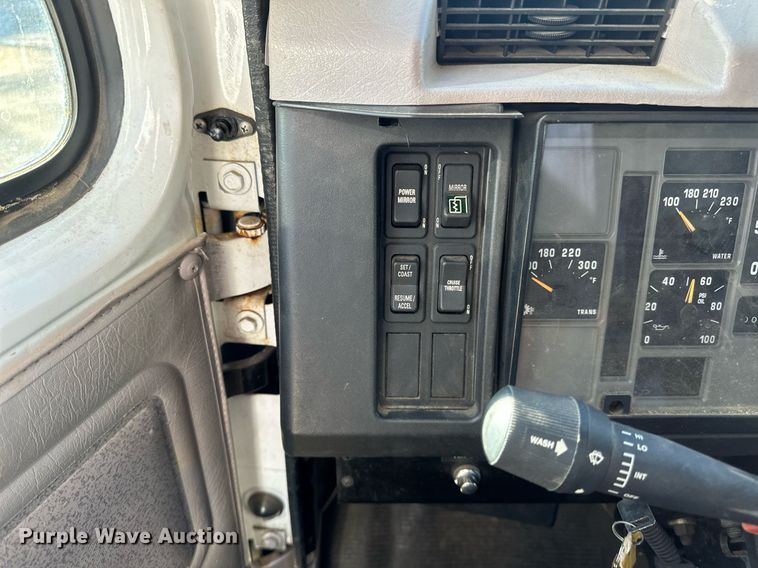 image for item DV0620 1997 International  4700LP rescue vehicle