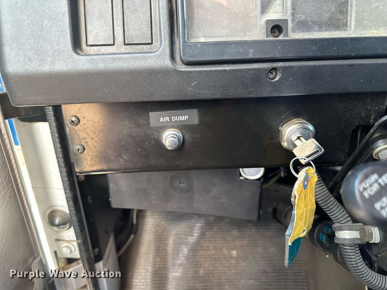 image for item DV0620 1997 International  4700LP rescue vehicle