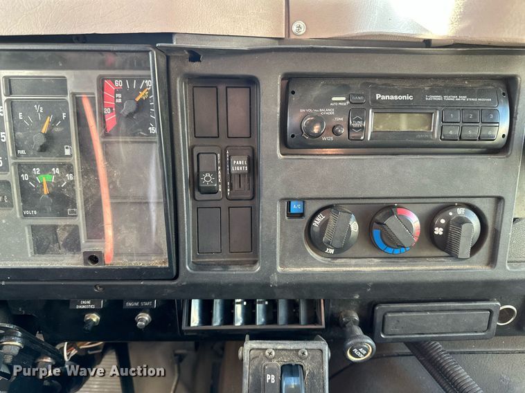 image for item DV0620 1997 International  4700LP rescue vehicle