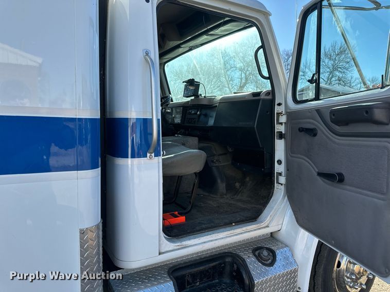 image for item DV0620 1997 International  4700LP rescue vehicle