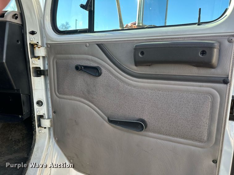 image for item DV0620 1997 International  4700LP rescue vehicle