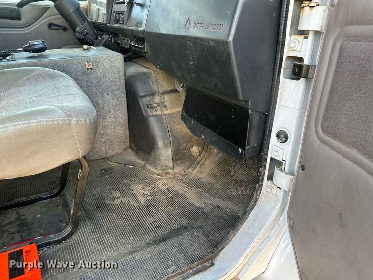 image for item DV0620 1997 International  4700LP rescue vehicle