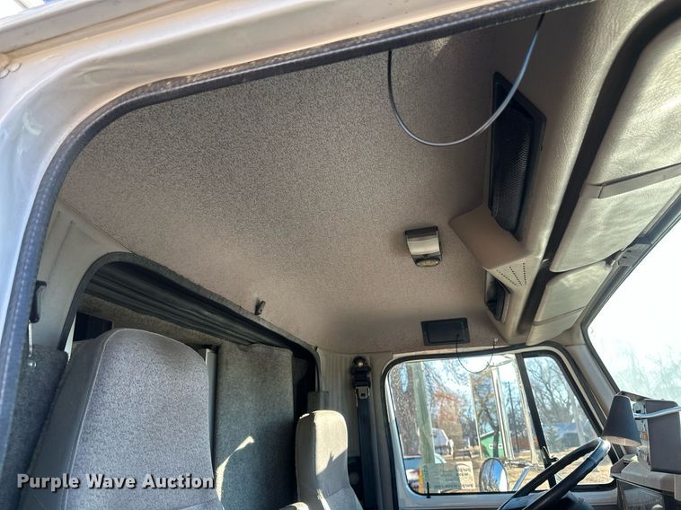 image for item DV0620 1997 International  4700LP rescue vehicle