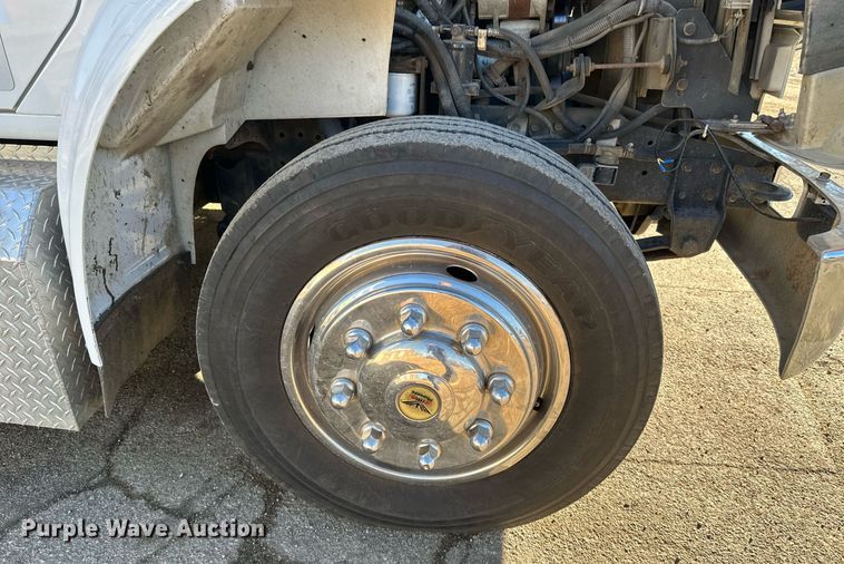 image for item DV0620 1997 International  4700LP rescue vehicle