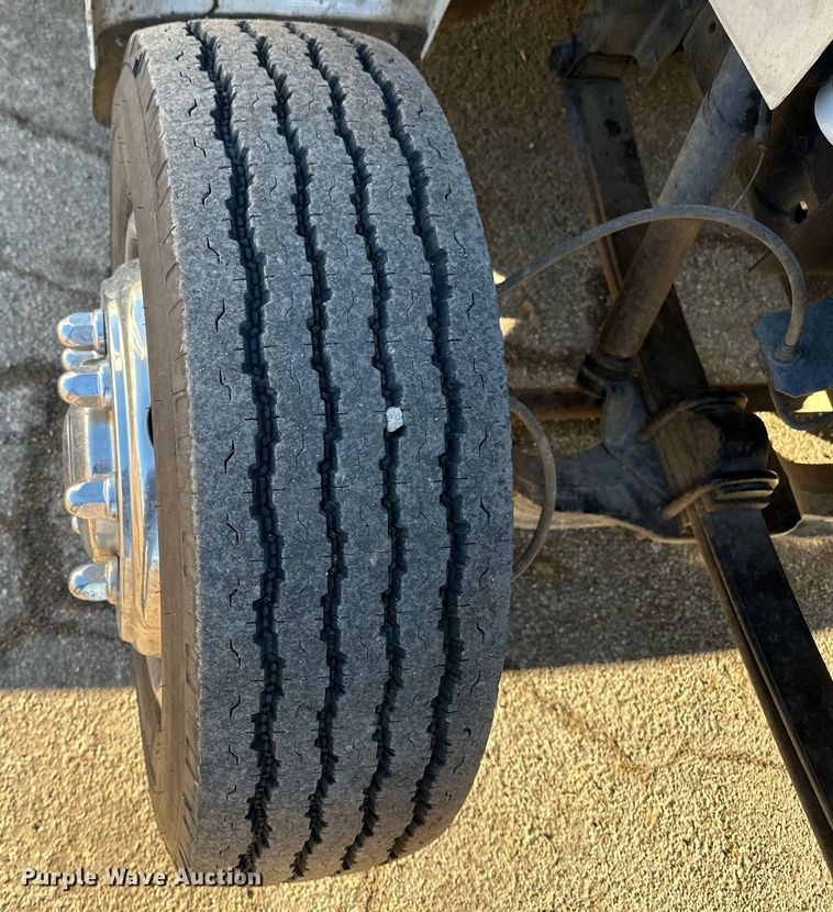 image for item DV0620 1997 International  4700LP rescue vehicle