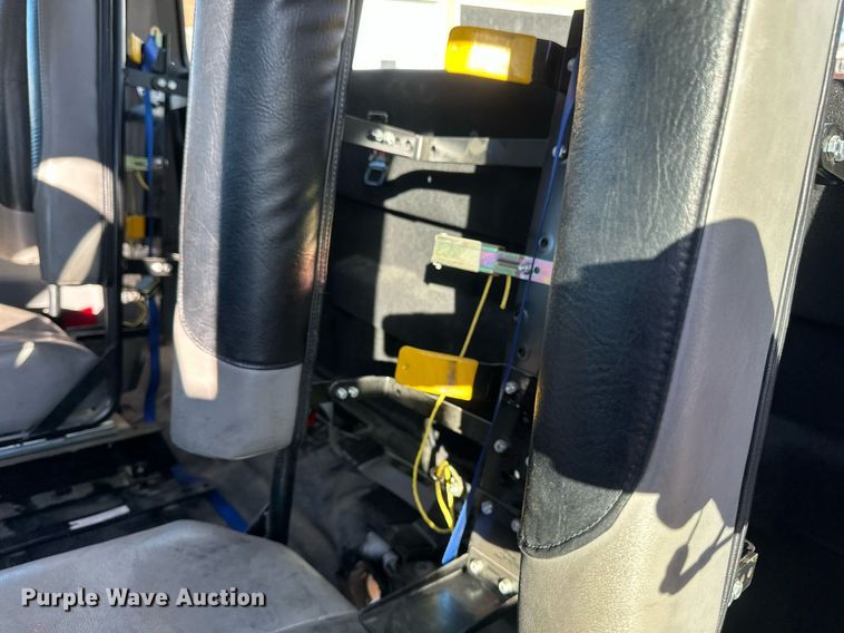 image for item DV0621 2007 Ford F550 Crew Cab truck cab and chassis