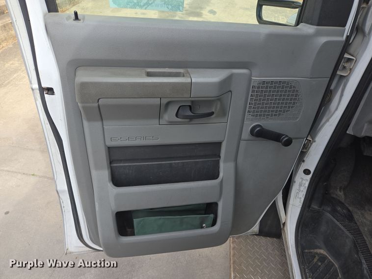 image for item DV1293 2014 Eldorado Ford E350 shuttle bus