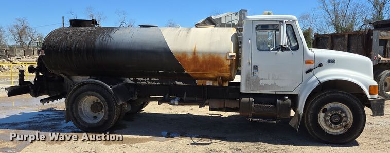 image for item DV1307 2001 International 4700 water truck