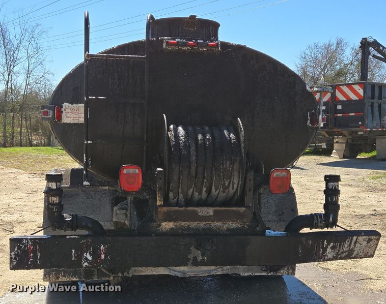 image for item DV1307 2001 International 4700 water truck