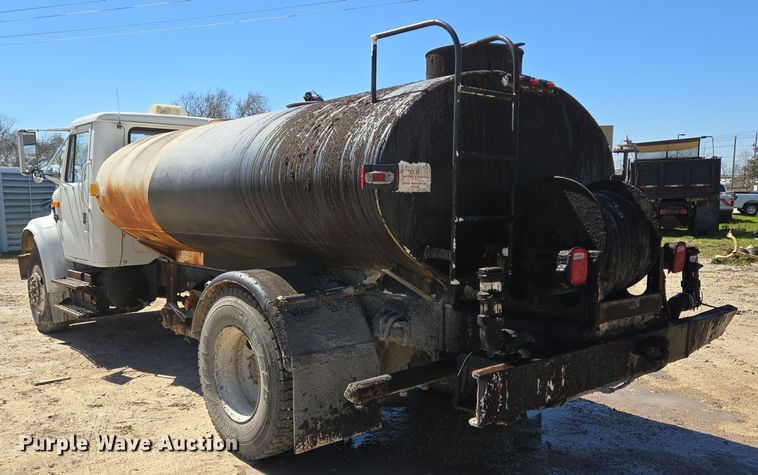 image for item DV1307 2001 International 4700 water truck