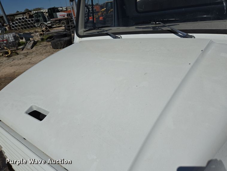 image for item DV1307 2001 International 4700 water truck