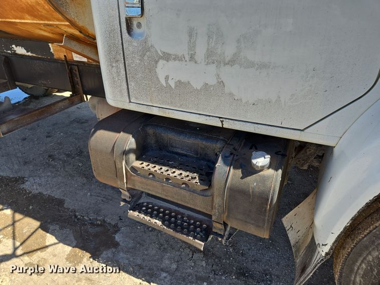 image for item DV1307 2001 International 4700 water truck