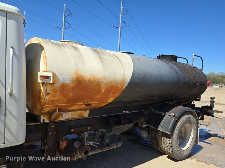 image for item DV1307 2001 International 4700 water truck