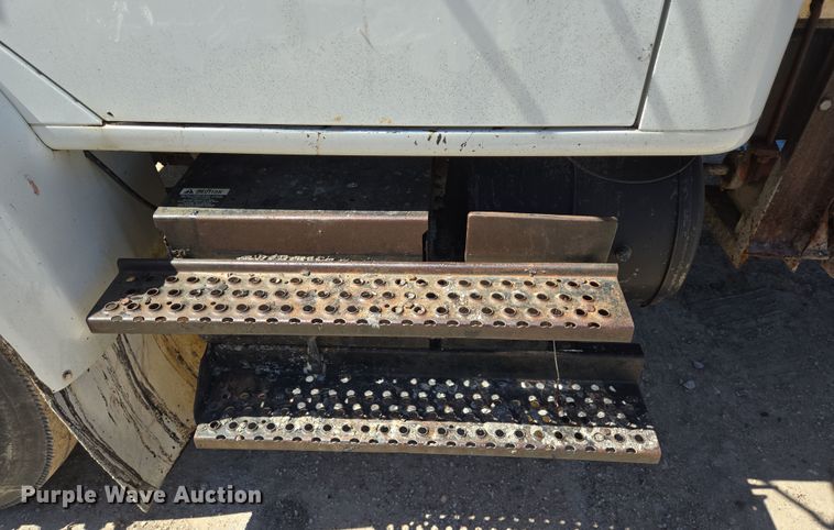 image for item DV1307 2001 International 4700 water truck