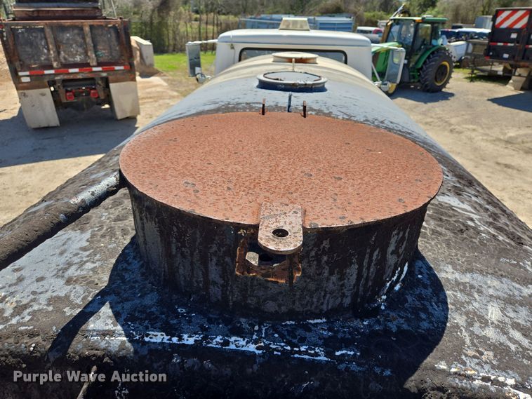 image for item DV1307 2001 International 4700 water truck