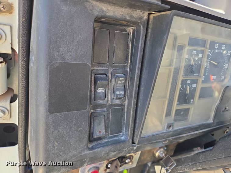 image for item DV1307 2001 International 4700 water truck