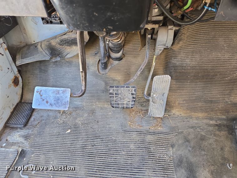 image for item DV1307 2001 International 4700 water truck